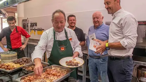 Javier L&oacute;pez Estrada y Jes&uacute;s S&aacute;nchez asisten a la presentaci&oacute;n de la nueva receta | Foto: Ayto