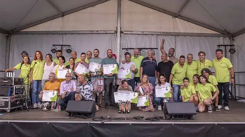 Foto de familia de los ganadores del IV Festival del Tomate de Cantabria, junto a organizadores
