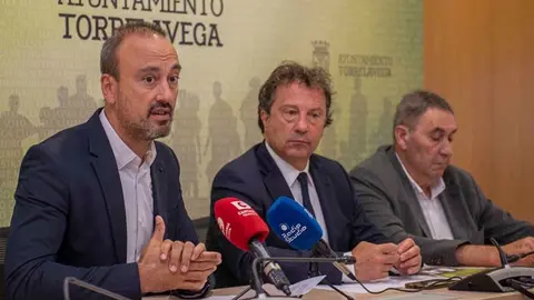 El alcalde de Torrelavega, Javier L&oacute;pez Estrada; el consejero de Ganader&iacute;a, Pablo Palencia y el