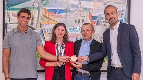 La medallista ol&iacute;mpica Cristina Bucsa, junto a su padre y entrenador Iv&aacute;n; recibidos en el Ayuntamiento de Torrelavega | Foto: Ayto Torrelavega