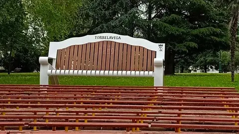 El Partido Popular compara este gasto con el realizado en 2020 con el banco gigante de Torrelavega