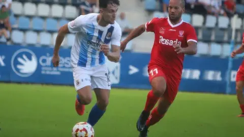 Chus Ruiz disputa un bal&oacute;n ante Alberto Lora | Foto: RSGT
