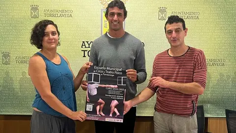 El concejal de Juventud y Deportes, Nacho Gonz&aacute;lez, junto con Elena Umlauff y Javier Amigo, de Malabaracirco | Foto: Radio Studio