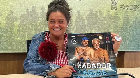 La edil de Cultura, Esther V&eacute;lez, sostiene el cartel de