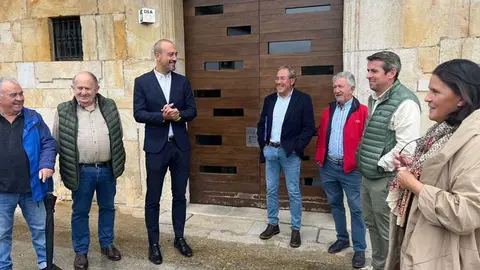 El alcalde de Torrelavega, Javier L&oacute;pez Estrada, ha pasado el testigo a su hom&oacute;logo, Jos&eacute; &Aacute;ngel Toyos, para la celebrar  en el primer fin de semana de octubre de los 13&ordf; Encuentros Asturc&aacute;ntabros | Foto: Ayto Torrelavega