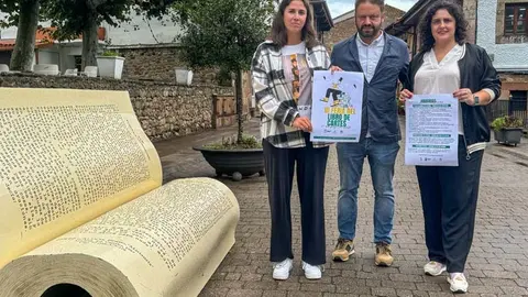 Cristina Hermosa, Concejal de Cultura, David L&oacute;pez, escritor local, y Lorena Cueto, Primer Teniente de Alcalde, presentan