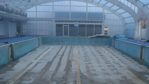Obras en el vaso de la piscina municipal de Renedo de Pi&eacute;lagos | Foto: Ayto Pi&eacute;lagos