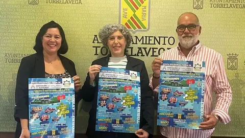 La concejala de Sanidad, Laura Romano, presenta la jornada junto con Soraya Gonz&aacute;lez y Luis Saiz, de AFA Cantabria | Foto: Radio Studio