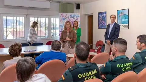 La alcaldesa de Polanco, Rosa D&iacute;az, junto al presidente de la C&aacute;mara, Carlos Augusto Carrasco; y representantes de entidades sociales del municipio durante la puesta en marcha del Espacio Plural | Foto: Ayto Polanco