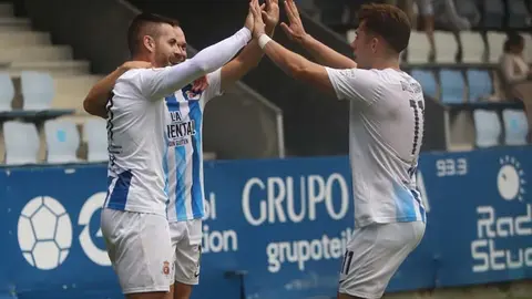 Los jugadores de la RS Gimn&aacute;stica celebran el tanto de Primo en el derbi ante el Rayo | Foto: RS Gimn&aacute;stica