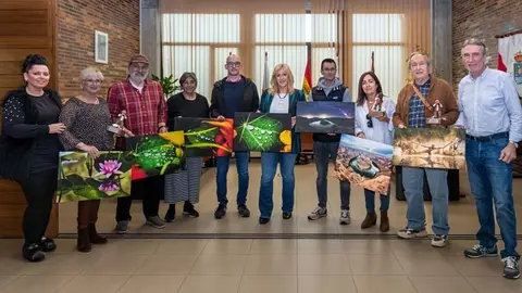 La alcaldesa, Rosa D&iacute;az, y la concejal de Cultura, Alicia Mart&iacute;nez, junto a los ganadores de la pasada edici&oacute;n del concurso