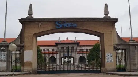 Acceso a las oficinas de Sniace
