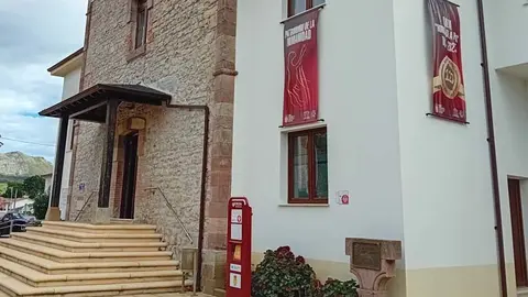 Tótem con desfibrilador en la plaza del Ayuntamiento de San Felices de Buelna