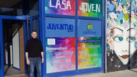 El concejal de Juventud, Fran Gasc&oacute;n, posa en la Casa Joven de Suances | Foto: Ayuntamiento