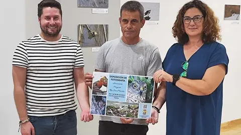 Fran Gasc&oacute;n, Abel Ojugas y Ana Santiago en la inauguraci&oacute;n de la muestra fotogr&aacute;fica de la Asociaci&oacute;n Proyecto R&iacute;a San Mart&iacute;n | Foto: Ayuntamiento