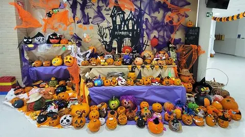 Decoraci&oacute;n del colegio El Mimbral, ganador del concurso de decoraci&oacute;n de Halloween de 2023.
