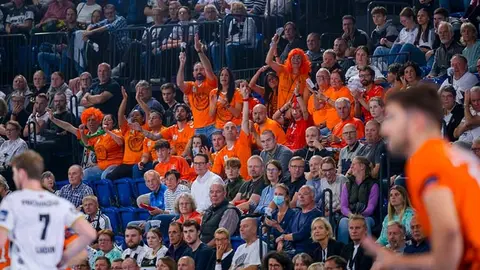 Un grupo de aficionados naranjas viajaron hasta Alemania para animar y apoyar al equipo.
