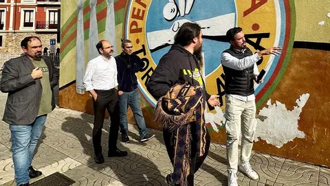 El mural, con figuras del mundo de los bolos, se pint&oacute; en 2014 y con el paso del tiempo se encuentra muy deteriorado.