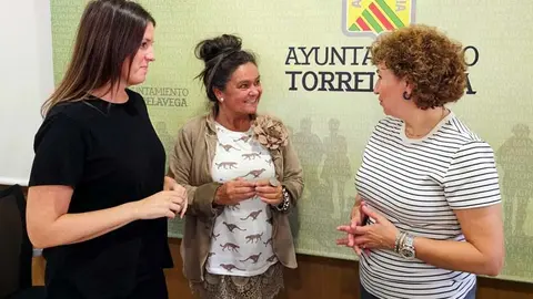 La concejala de Cultura, Esther V&eacute;lez, junto con Carlota Peral, directora del IES Zapat&oacute;n y Olaya Hern&aacute;ndez, coordinadora de Erasmus Days | Foto: Ayuntamiento