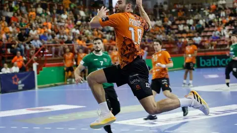 Jakub Prokop en el estreno europeo en el Vicente Trueba ante el Nexe | Foto: BM Torrelavega