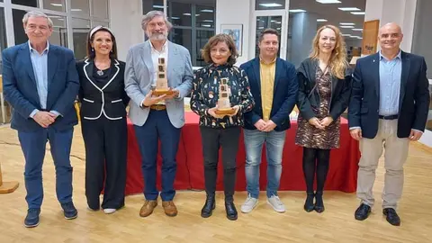 Ganadores del concurso literario junto a las autoridades en la entrega de premios-