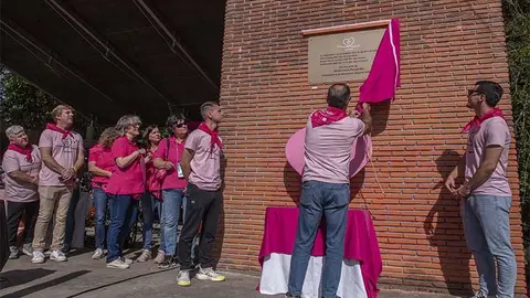 El mario e hijos de Silvia Cos&iacute;o descubrieron la placa en el auditorio, al t&eacute;rmino de la marcha.