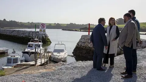 La presidenta de Cantabria, Mar&iacute;a Jos&eacute; Sa&eacute;nz de Buruaga, visita las obras del puerto de La Pozona, en Miengo | Foto: Gobierno