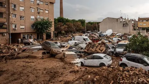 Coches amontonados por la DANA en Paiporta | Foto: Agencia