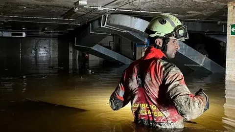 Un bombero voluntario de Torrelavega trabajando en labores de achique de agua en Valencia | Foto: Bomberos Torrelavega