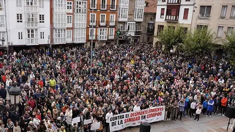 Vista general de la manifestaci&oacute;n celebrada este fin de semana por las calles de Reinosa en defensa de la sanidad p&uacute;blica.