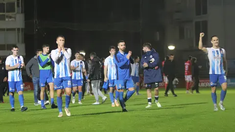 Los jugadores blanquiazules celebran la victoria en San Lorenzo | Foto: RSGT