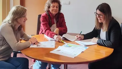 La alcaldesa, Mar&iacute;a Teresa Noceda Llano, la concejala de Mujer, Igualdad y Personas Mayores, Mar&iacute;a Luisa Iglesias, junto a Servicios Sociales presentan las jornadas &lsquo;La importancia de los cuidados para la persona que cuida&rsquo; | Foto: Ayuntamiento