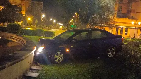 El veh&iacute;culo del detenido se estrell&oacute; contra la fuente del Barrio Covadonga | Foto: Polic&iacute;a Local de Torrelavega