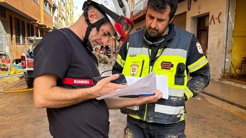 Borja Amarante (derecha), uno de los bomberos voluntarios de Torrelavega que se desplazaron a la 'zona cero' de la DANA en Valencia para ayudar a los afectados