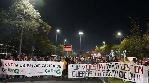 Concentraci&oacute;n de Cantur frente al edificio de Escenario Santander del 14 de noviembre | Foto: Agencia