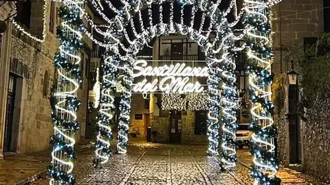 Luces de Navidad en Santillana del Mar en 2023 | Foto: Ayuntamiento