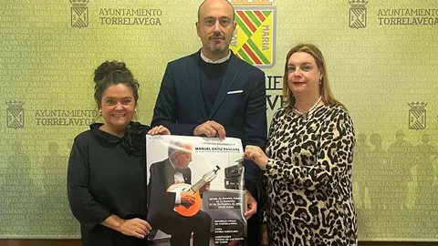 El alcalde, Javier L&oacute;pez Estrada, la concejala de Cultura, Esther V&eacute;lez, y Carmen Aldaco, en la presentaci&oacute;n del homenaje | Foto: Radio Studio