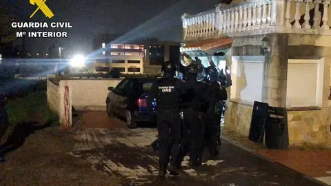 Imagen facilitada por la Guardia Civil del momento de entrada en la casa del detenido