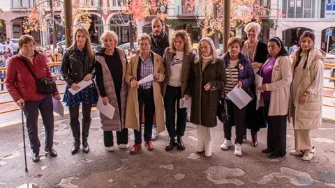 Foto de familia en la Plaza Mayor antes de la lectura del manifiesto en el 25N | Foto: Ayuntamiento