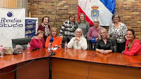 Mujeres de Polanco, representantes de distintos colectivos, que participaron en la tertulia en torno al 25N.