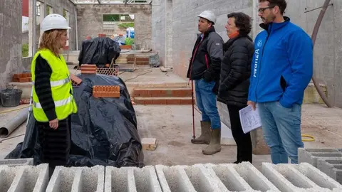 La alcaldesa y t&eacute;cnicos municipales visitan la reanudaci&oacute;n de las obras de centro de mayores de Polanco | Foto: Ayuntamiento