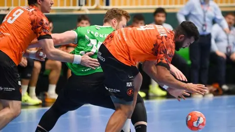 Marcio Silva luchando por un bal&oacute;n con Leon Vucko | Foto : RK Nexe