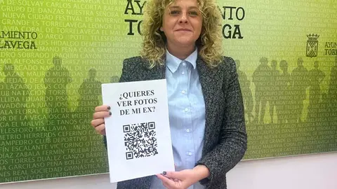 La concejala de Igualdad, Patricia Portilla, sostiene el cartel con el c&oacute;digo QR de la campa&ntilde;a | Foto: Radio Studio