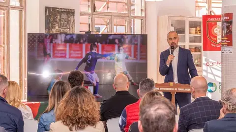 El alcalde de Torrelavega, Javier L&oacute;pez Estrada, durante su intervenci&oacute;n en la presentaci&oacute;n del torneo | Foto: Ayuntamiento