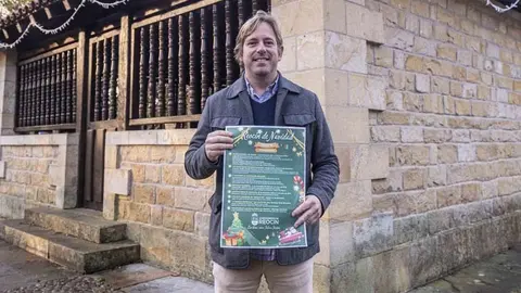 El alcalde de Reoc&iacute;n, Pablo Diestro, con el cartel del programa de Navidad | Foto: Ayuntamiento