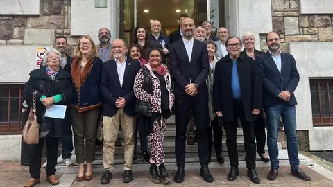Foto de familia de la presentaci&oacute;n de los actos del centenario de la Sociedad Coral de Torrelavega | Foto: Radio Studio