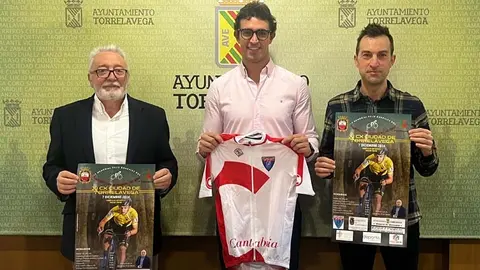 El concejal de Deportes, Nacho Gonz&aacute;lez, acompa&ntilde;ado por Iv&aacute;n Aguirre, del Club Cicloturismo Cantabria, y Gonzalo &Aacute;lvarez, vicepresidente de la Federaci&oacute;n C&aacute;ntabra de Ciclismo, han presentado el evento | Foto: Radio Studio