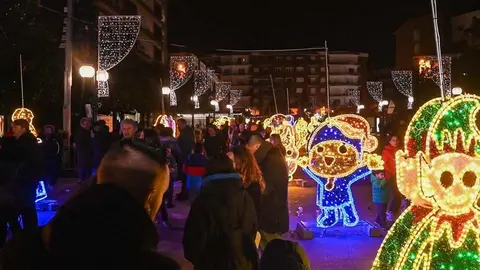 Iluminaci&oacute;n navide&ntilde;a en Torrelavega | Foto: Ayuntamiento