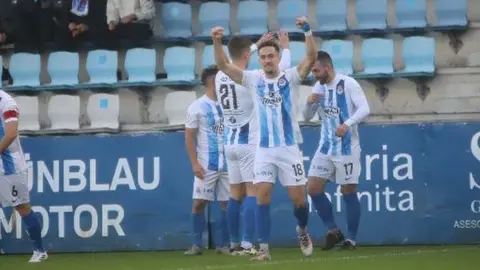Chus Ruiz celebra el segundo tanto local ante el Compos | Foto: N&eacute;stor Revuelta/RSGT
