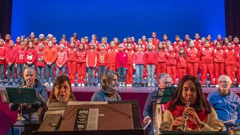 Imagen de 2023 de una actuaci&oacute;n de los escolares de Torrelavega en la muestra navide&ntilde;a de villancicos | Foto: Ayuntamiento
